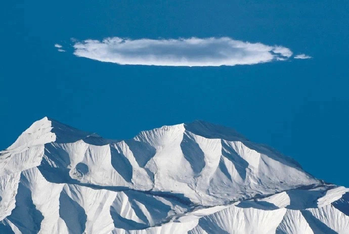 前途很远，也很暗。然而不要怕。不怕的人的前面才有路。——鲁迅​​​