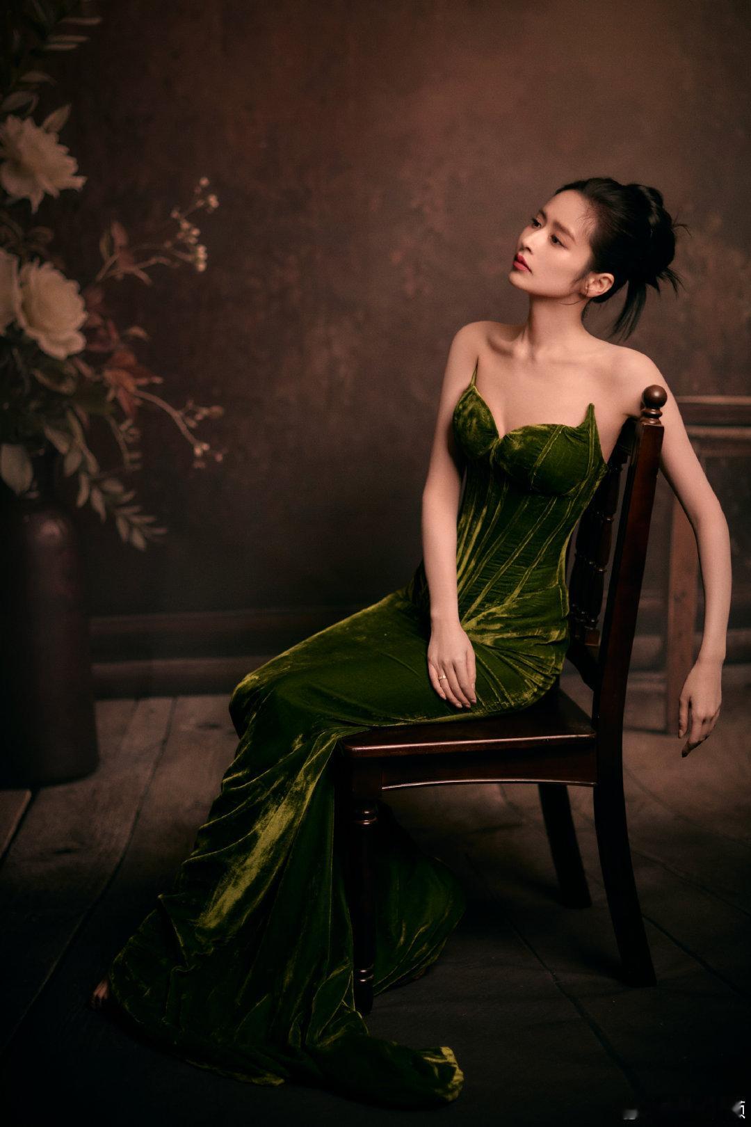 颖儿怎么把黄瓜香芋穿身上微博视界大会创意穿搭典范！黄瓜绿的清新与香芋紫的浪漫融