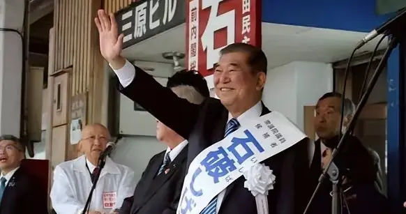 要变了? 日本大选实况曝光: 自民党狂揽233席, 在野党乱成一锅粥