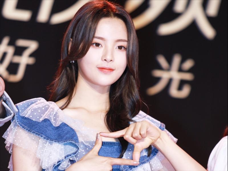 从缝纫厂女工到“内娱最美脚丫”，杨超越的蜕变之路让人惊叹！杨超越的最新照片在网