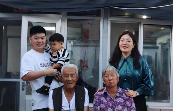 2018年，一山西姑娘，在北京地铁站为一陌生老人指路，并给了100多元现金。哪料