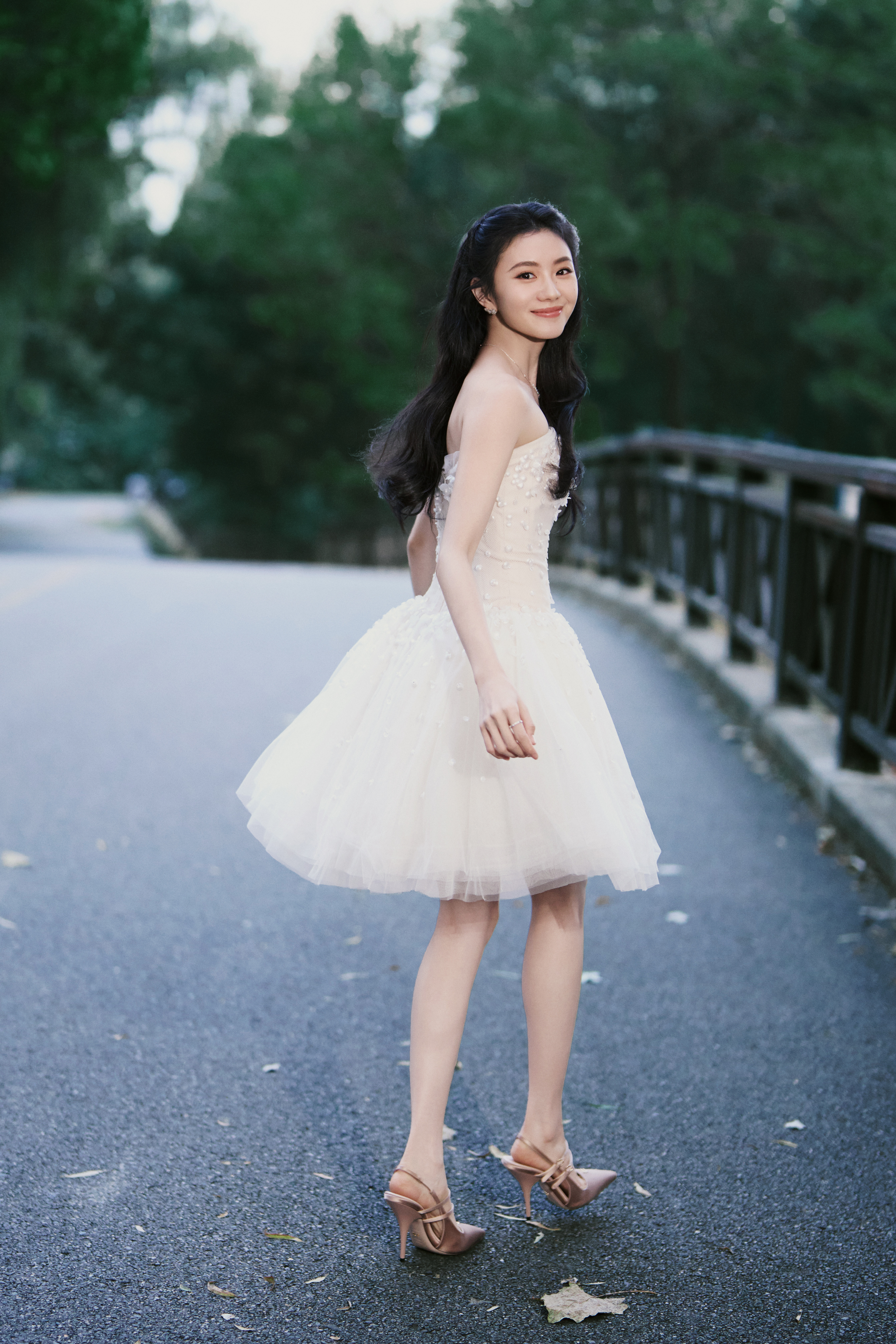 👠刘浩存2026美好奇妙夜刘浩存温柔抹胸裙