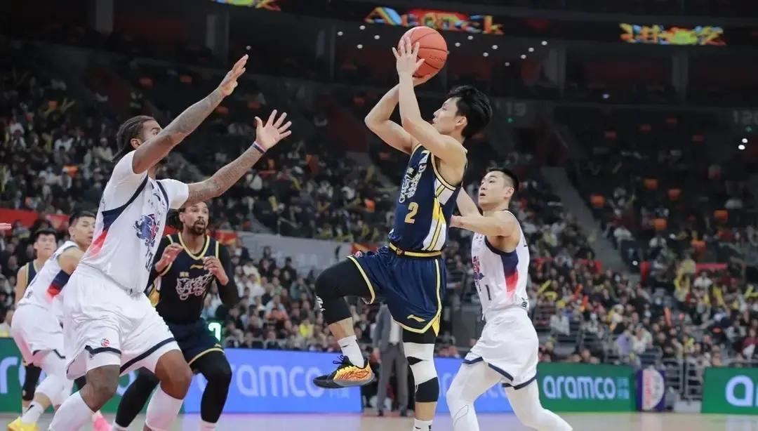 徐杰被锁死？广东照样赢！山西球迷赛前喊：掐住徐杰就能掀翻广东。真打起来，张