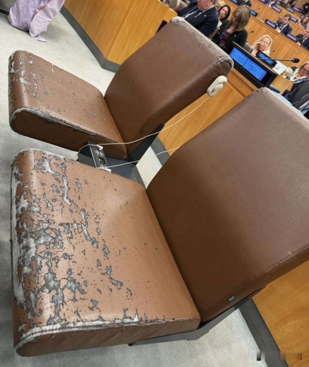 这是纽约联合国总部椅子的样子！这张来自第一会议室的照片由塞尔吉·基斯利齐亚发布