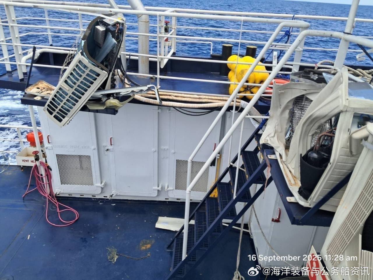 菲律宾渔政船“冈贝拿督”号擅闯我国黄岩岛，冲撞我国海警船，最后被打倒举裤衩投降