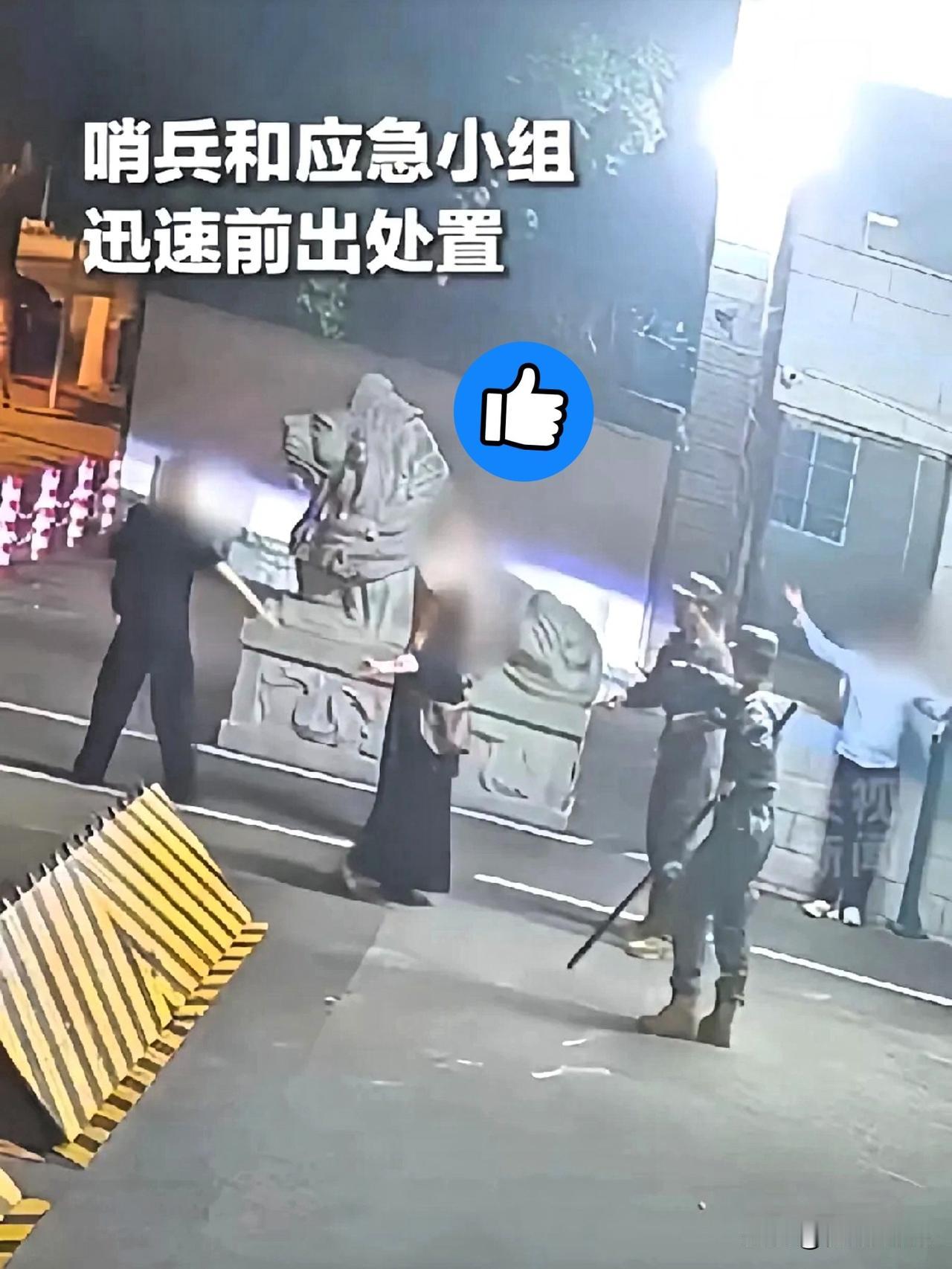 凌晨时分，成都街头，一男子慌不择路冲向武警营门求救，那恐惧模样，仿佛抓住了最后的