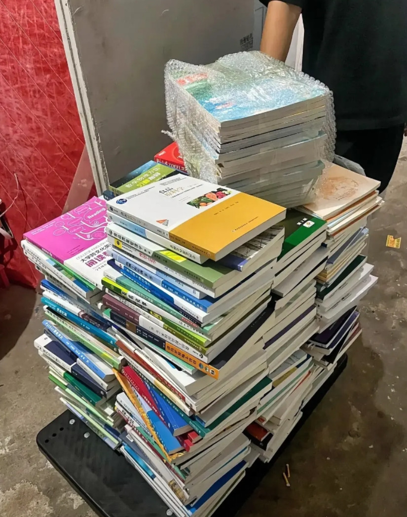 真是气坏了！今天有个收旧书的阿姨敲我家门，整理出一堆闲置书籍后，我就问阿姨，这些