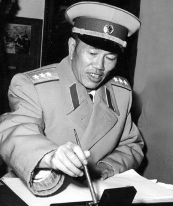 1973年，成都军区司令员秦基伟开会时，忽然看到台下一人，心里不是滋味，他从大会