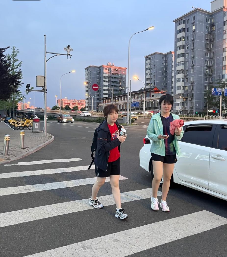 闲来刷到球迷分享的画面，蒯曼和队友正走在北京街头斑马线。一身休闲穿搭清爽利落，小