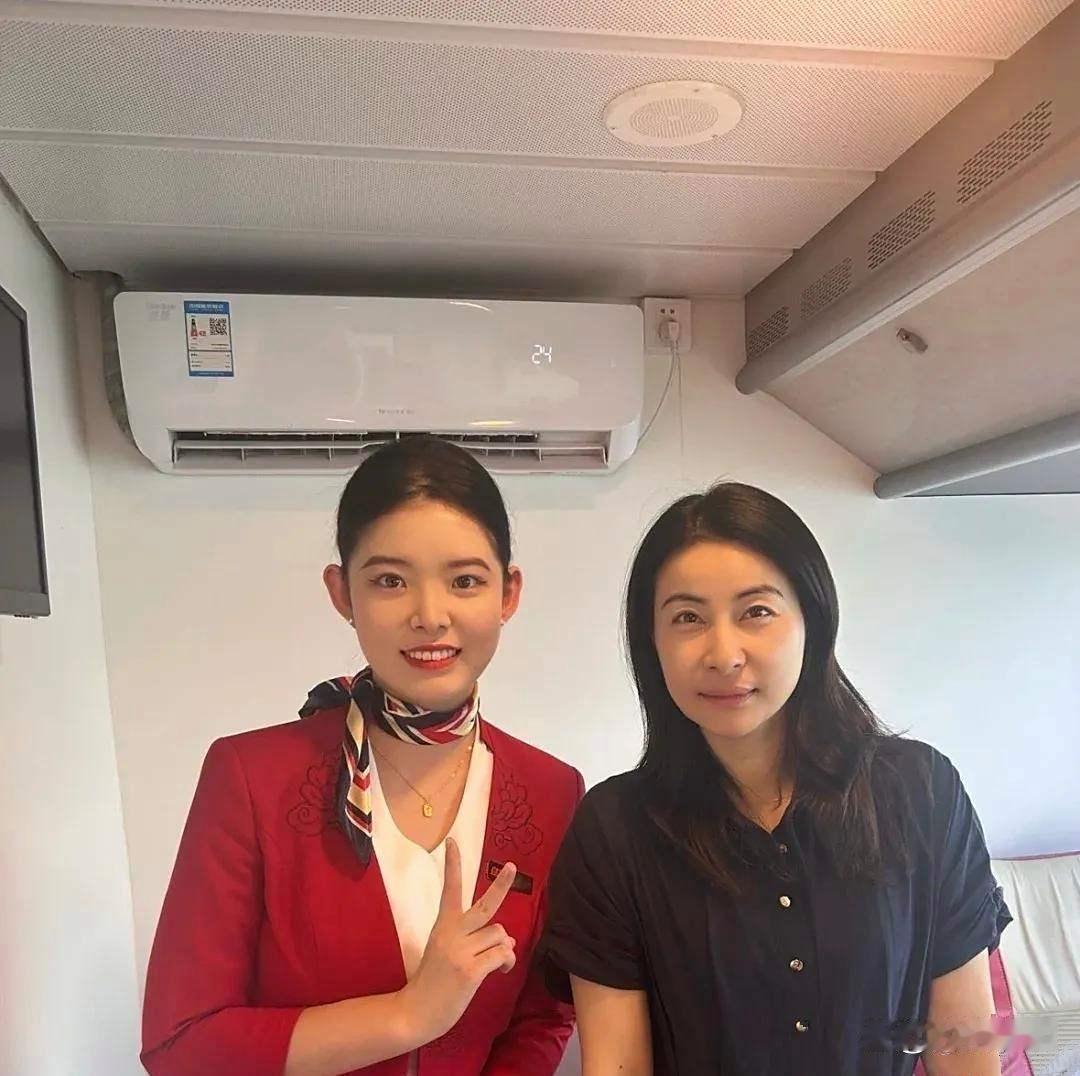 我信郭晶晶面相是凤凰啦！瞧这空姐跟郭晶晶的合影，竟感觉旁边美女空姐被比下去咯