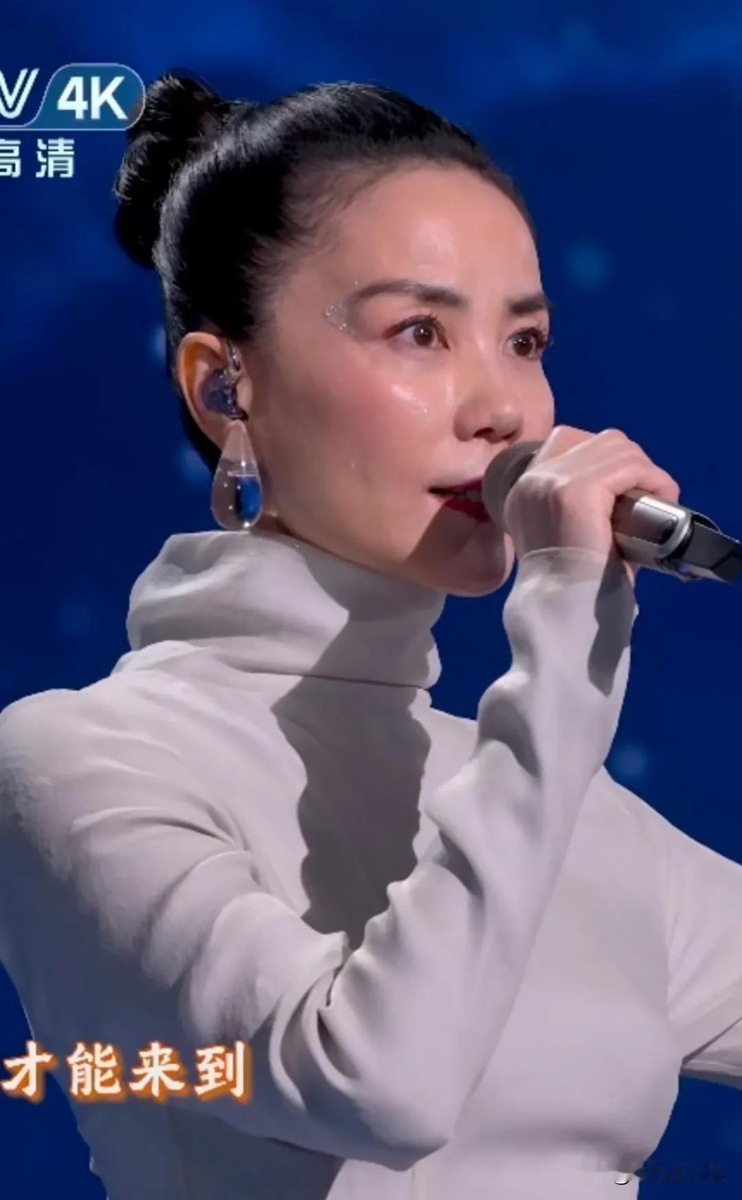 王菲的歌曲高和寡，我太低俗了，我不喜欢。面相变了，声音隐约还有以前的样子，