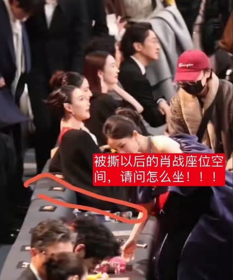 工作人员承认错误了我以为名牌挪过去，后面都顺移了，结果就是把名字撕了随便贴隔壁沙