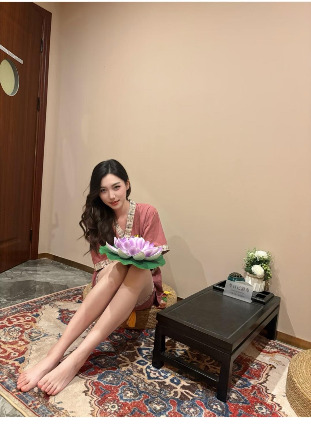 长腿玉足的大美女。