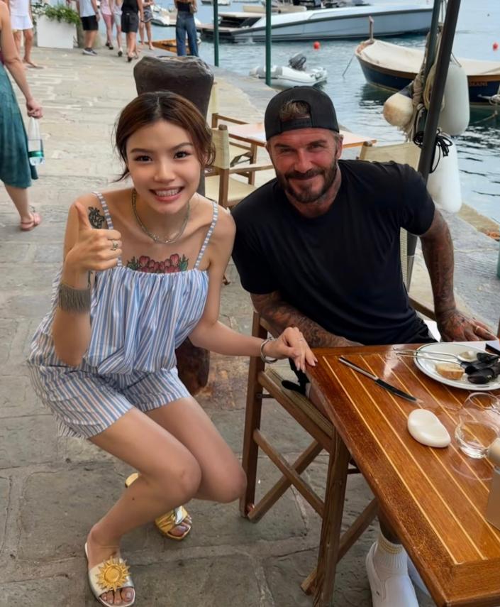 小贝一家在意大利海边被拍到。51岁的贝克汉姆帅得一点不掺水。身姿挺拔，手臂大腿上