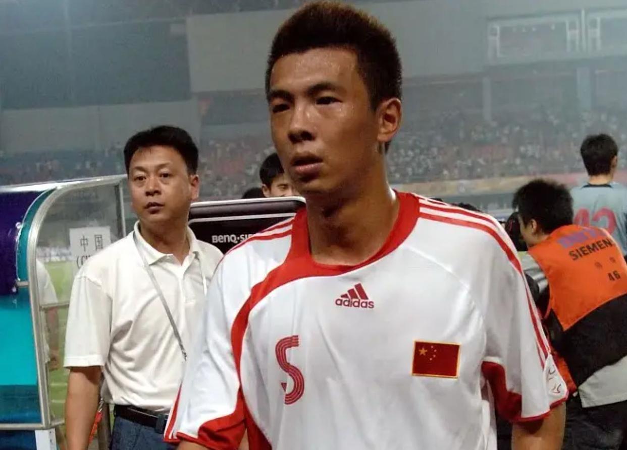 1999年，徐亮入选了由沈祥福执教的U19国青队，与杜威、曲波、安琦、王新欣等人