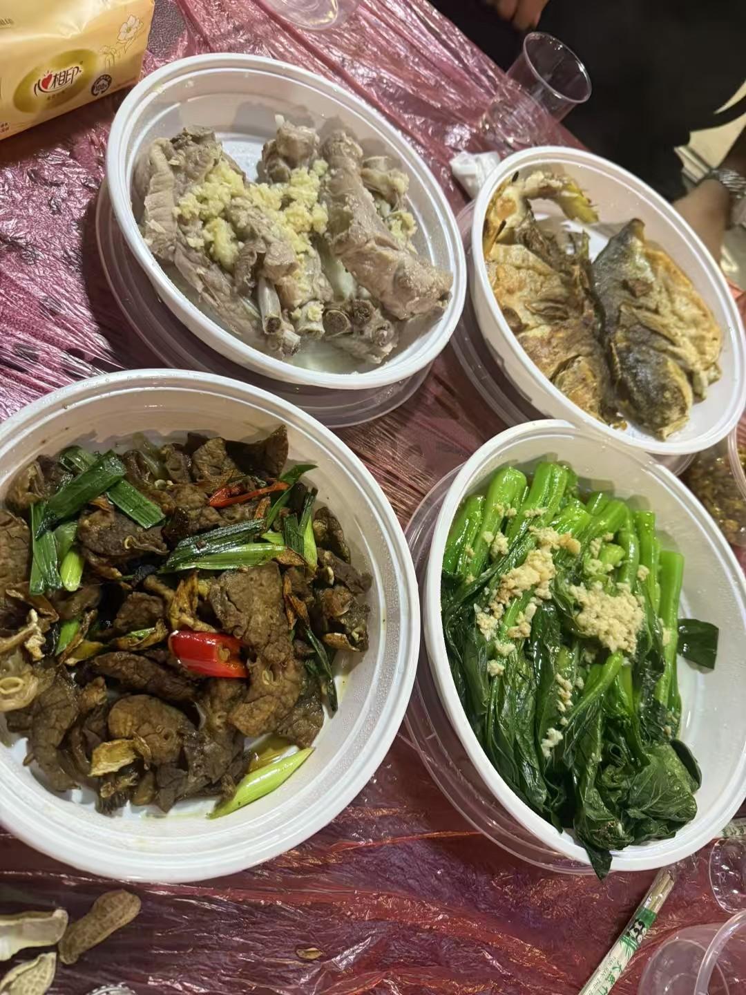 这桌菜真丰盛，有鱼有肉有蔬菜，很有食欲。