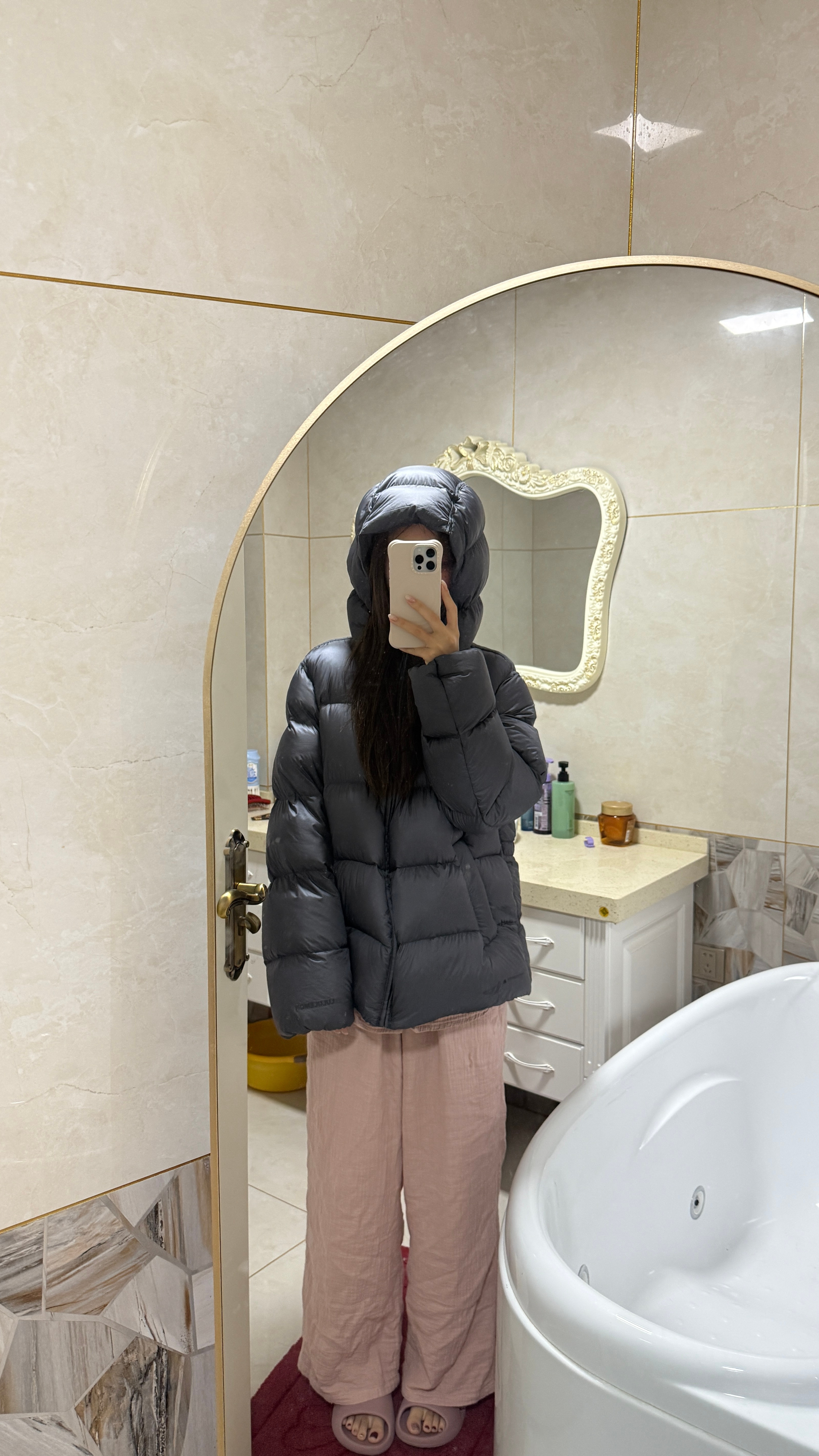 诡秘们lulu的羽绒服到了很轻很舒服很暖和趁现在还能买到去买吧我怕到时候