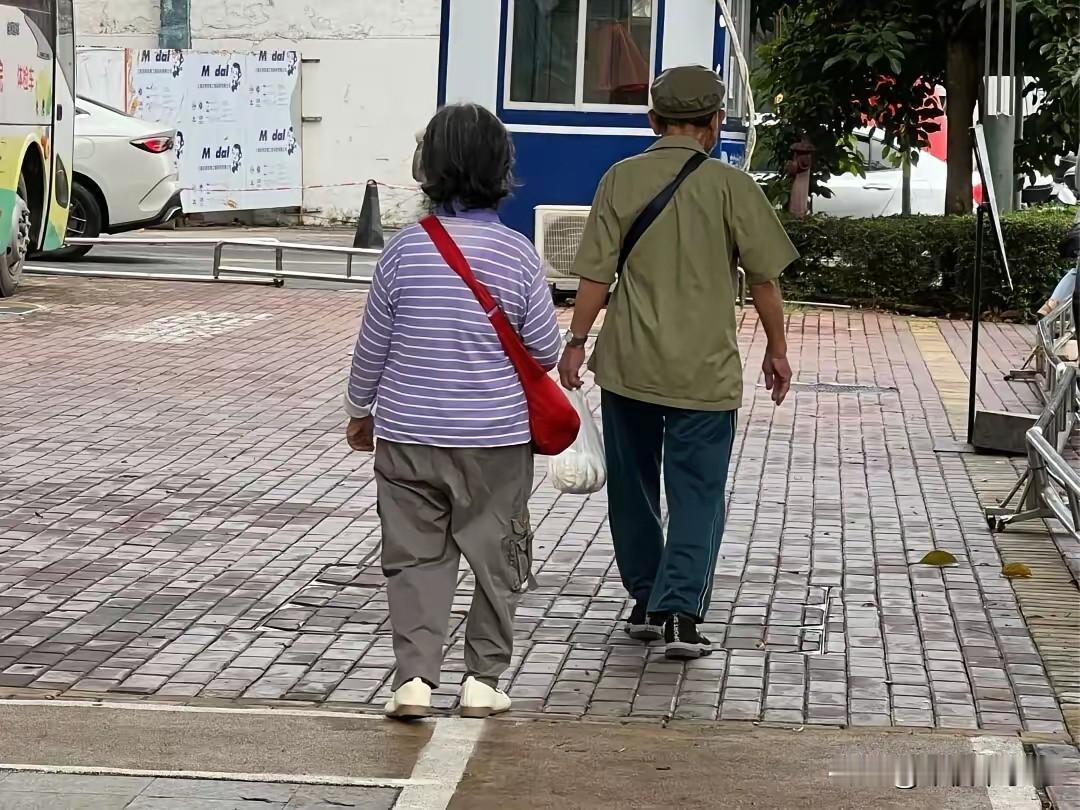 一个基层铁律：几乎所有的退休村干部，离开村委会后第一件事，就是拿出手机，把所有的
