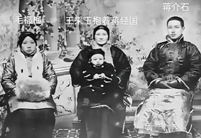 1906年，蒋介石一脚踢向妻子。瞬时，妻子捂着肚子倒下了，哀泣不止。蒋母怒了，大