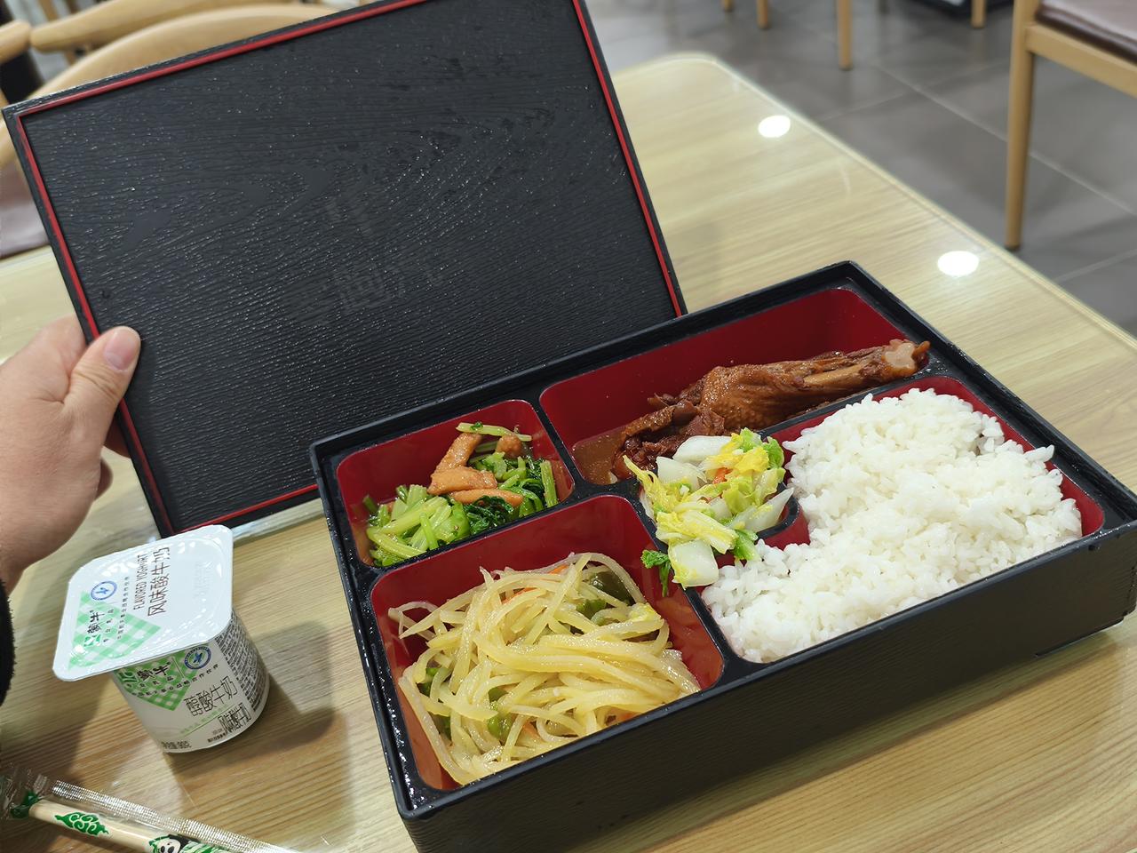 零跑4S店的饭菜真不错，还看到了带伪装的D19，个头是真的大。探店零跑4S，