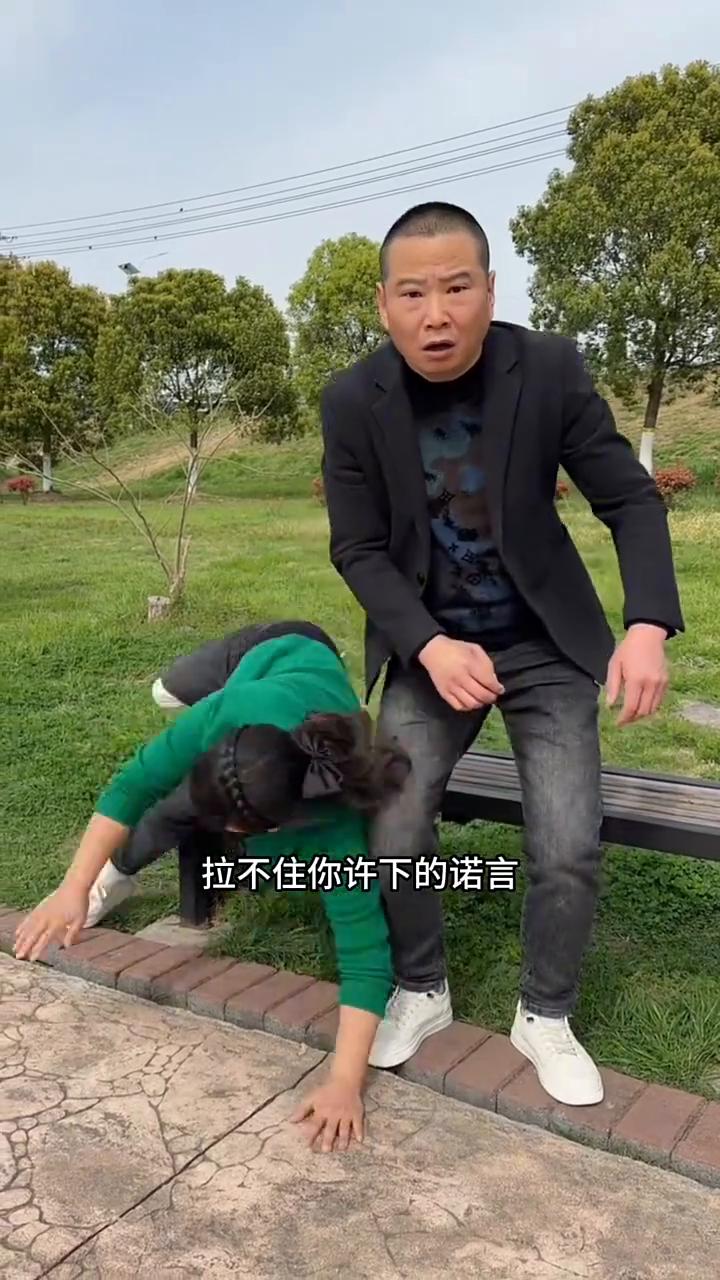 爱像风筝断了线，拉不住你许下的诺言。我在苦苦等待雪山之巅温暖的春天，等待高原冰雪