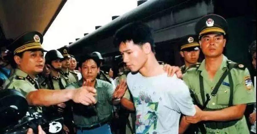 香港中环惊天劫案！4人抢5000万港币1人落网12月18日早高峰。香港皇后