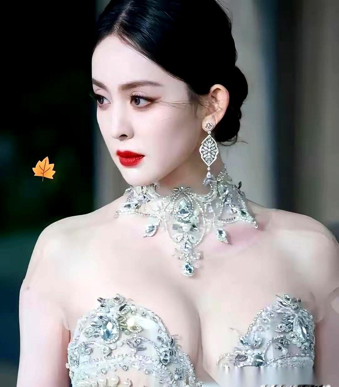 顶着一张人间富贵花的脸，偏偏总是要在垃圾堆里捡男朋友。男方脚踏两条船被全网讨