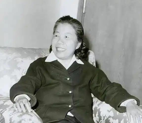 1976年，在四届人大常委三次会议上，华国锋郑重宣布：“按毛主席生前安排，增选邓