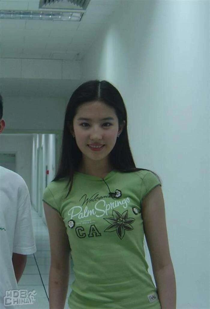 好像刘亦菲真的可以拯救丑衣服