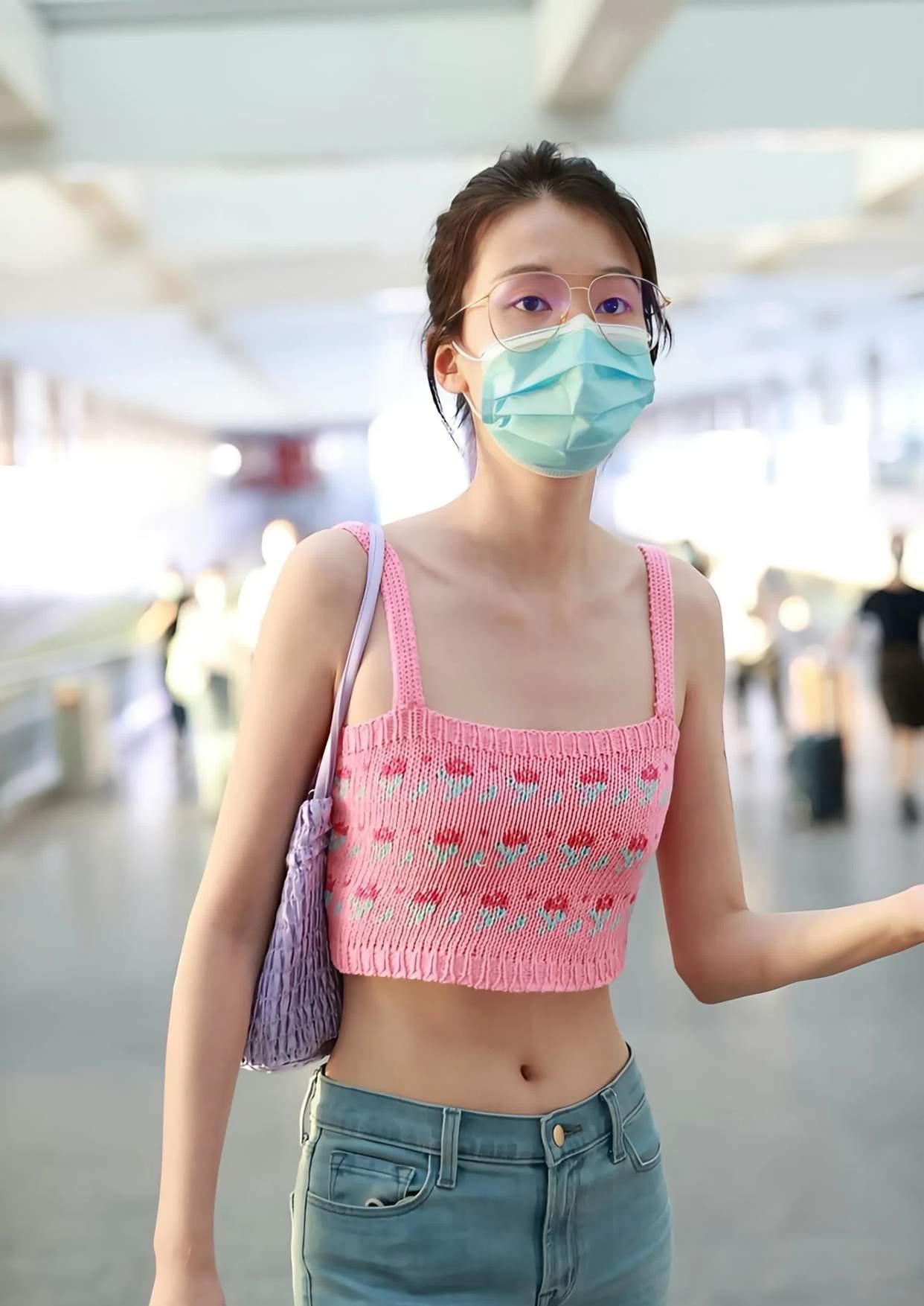 乔欣穿着超短吊带，下身搭配牛仔裤，大大方方地秀出自己的水蛇腰，自信又迷人