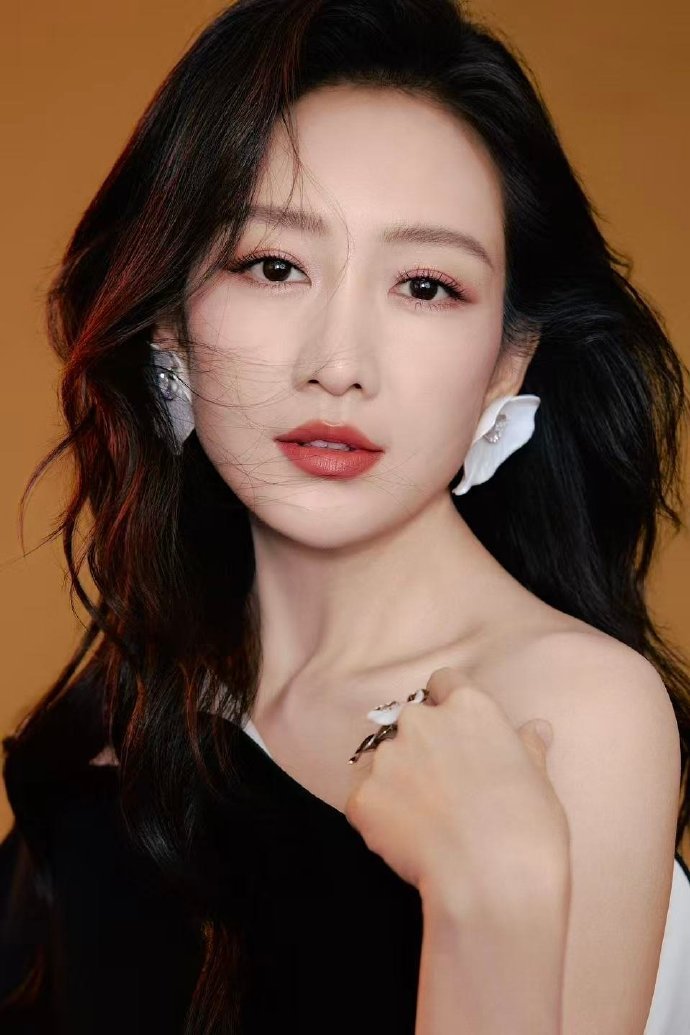 王鸥顶级魅魔真的绝了！王鸥这一身穿搭太惊艳，单侧露肩勾勒出完美线条，网纱轻舞间