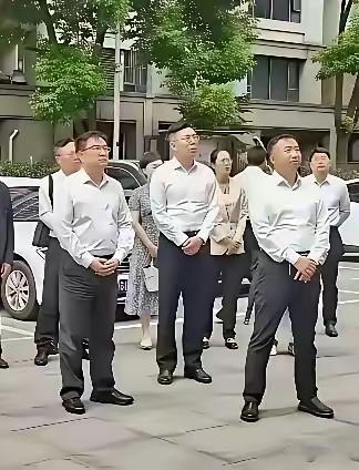 看看这站姿肯定不是体制内的，只能说形学到了，神没学到，虽然手交叉放在身前了，但是