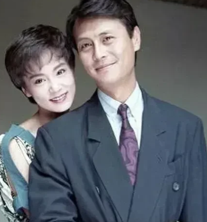 1997年，38岁的刘雪华怀了刘德凯的孩子，没想到在婚礼前夕，刘德凯却对她说：“