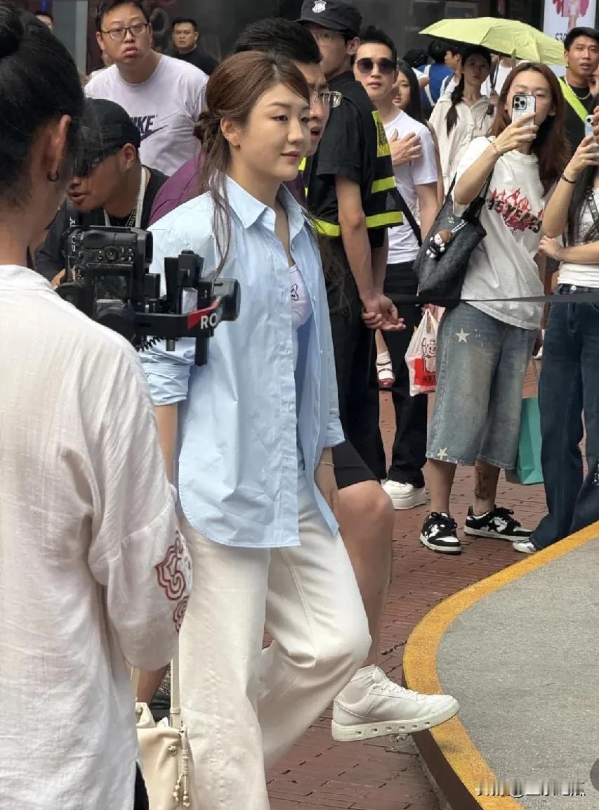 陈梦现身活动现场，围观者众多，这表明她的魅力丝毫不逊于赛场上。在赛场上的她英姿勃