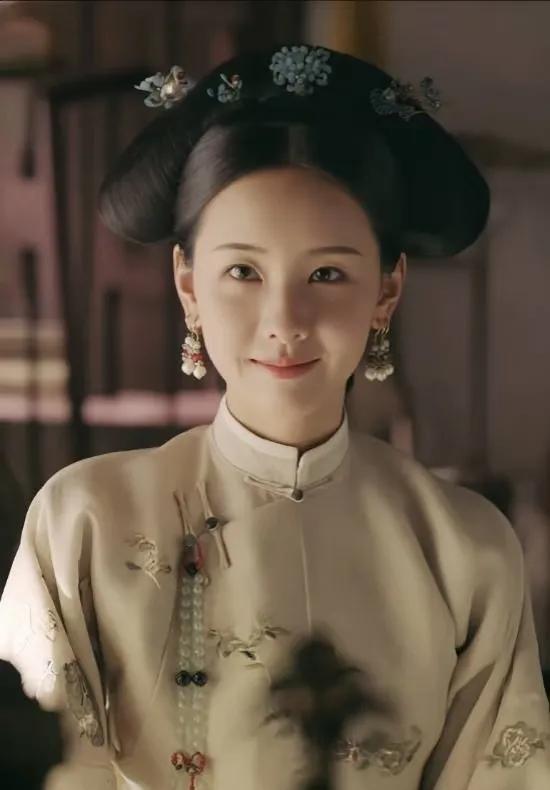 网友都在说，假如陈都灵演清宫剧会是什么样？那画面感不就来了吗！她高个子、漂亮，