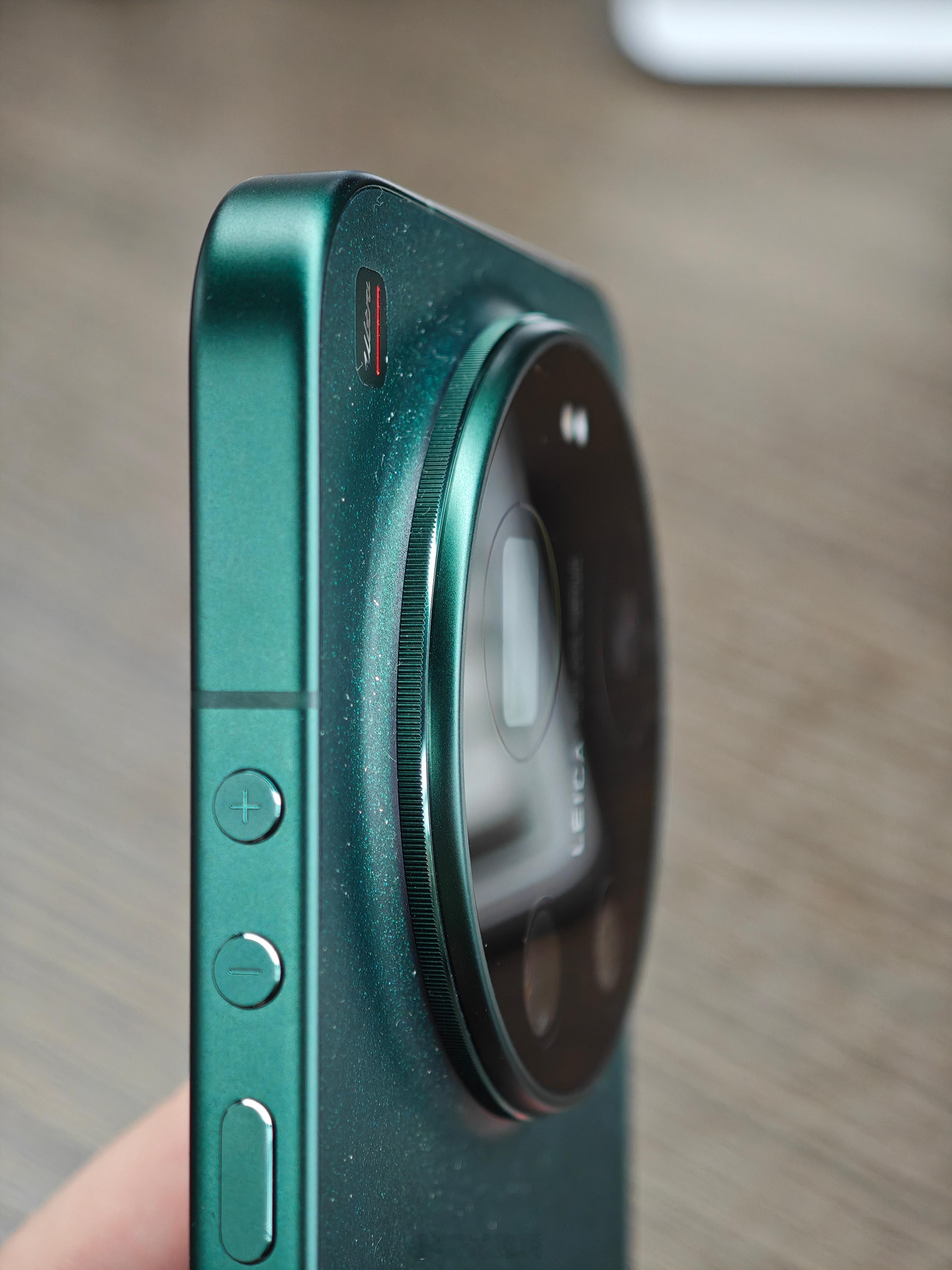 其实17Ultra标准版的模组火山口设计跟15Ultra完全不同。反倒是看完