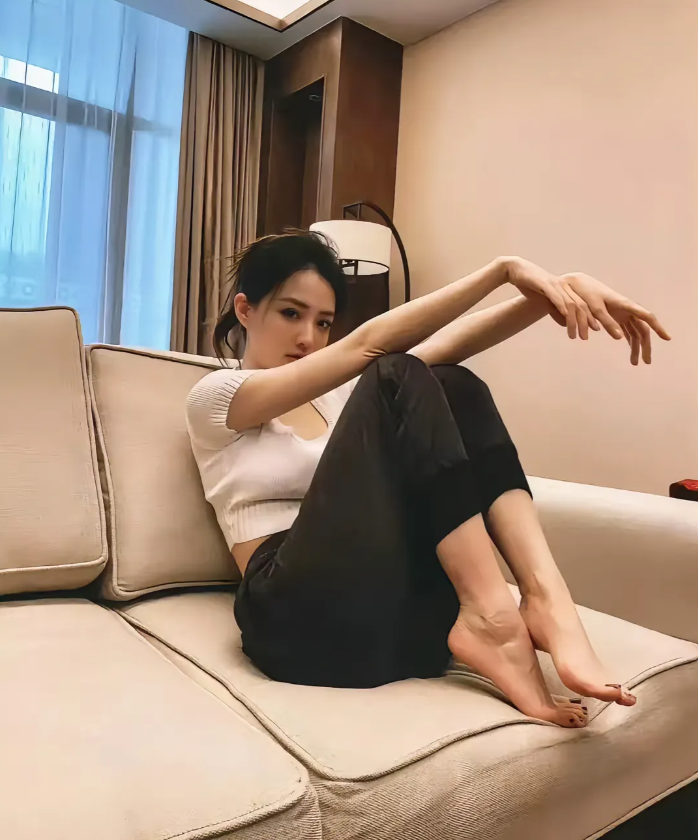 徐璐，166cm，光脚坐在沙发上，干干净净的可爱小女生！