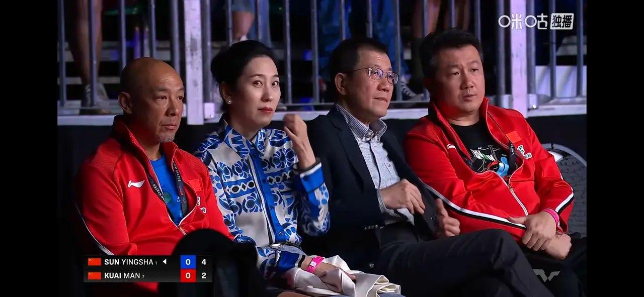 大家注意到了没，女单决赛过程中观众席上坐在肖战指导旁边的两个人是什么人，第一次看