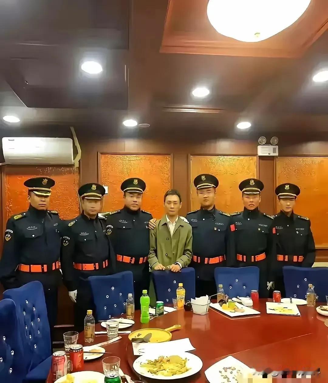 快被和警察合影的张译表情笑哭了[笑着哭][笑着哭]这哪里是合影现场，分分钟就是