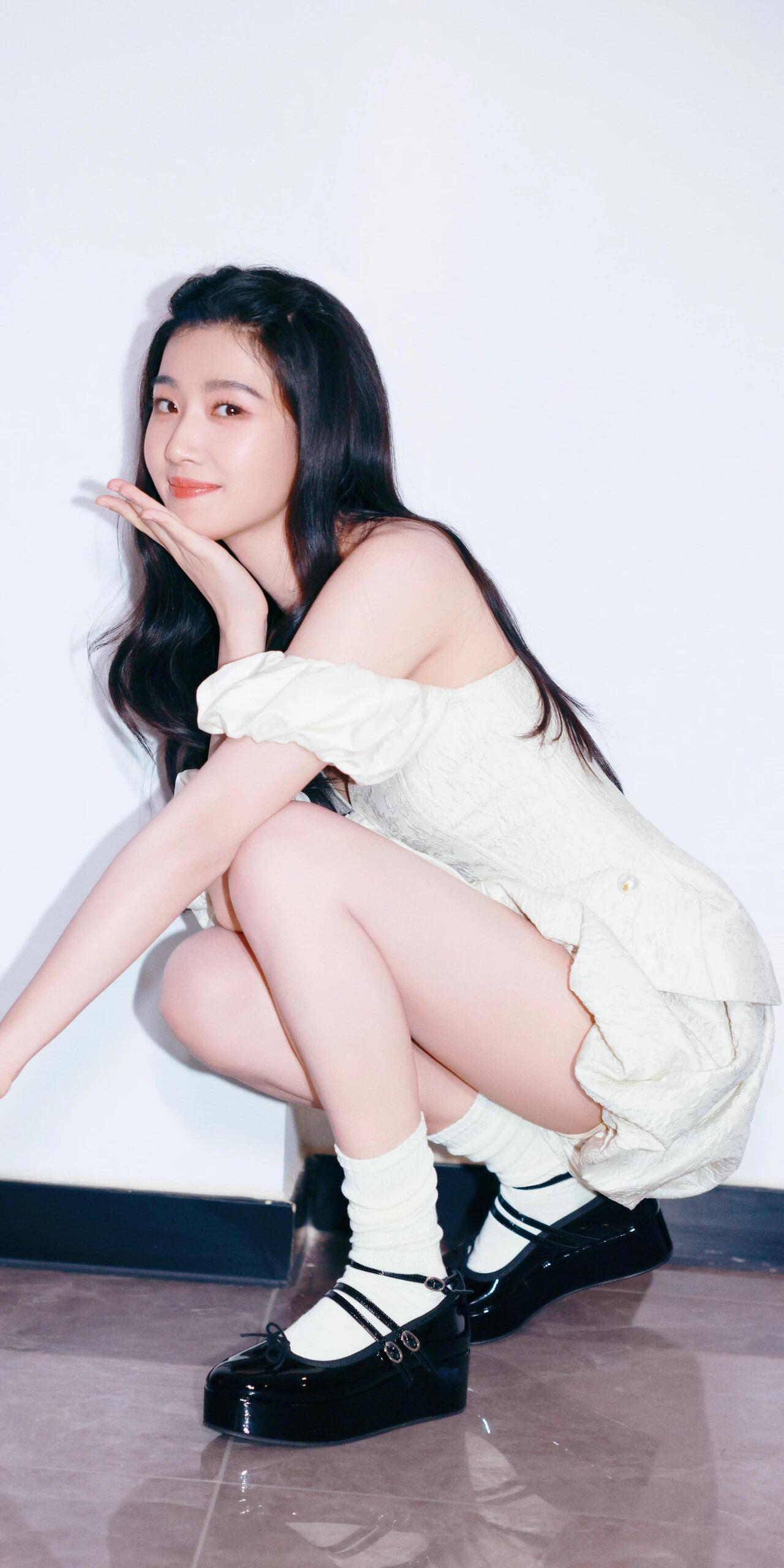 卢昱晓葫芦形的钻坠在锁骨间闪着细碎的星你拨弄发丝的瞬间连影子都学会了温柔