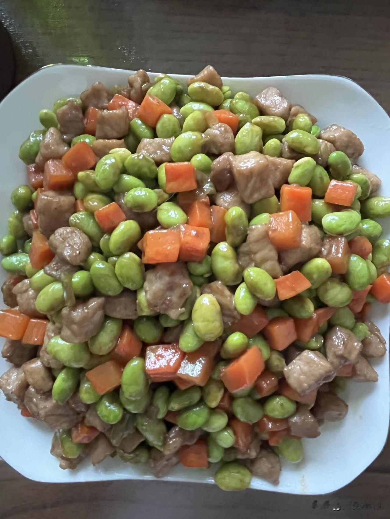 好友们晚上好！周日快乐，晚餐香香！今天的晚餐：青豆胡萝卜炒肉丁蒸鸡蛋羹红薯