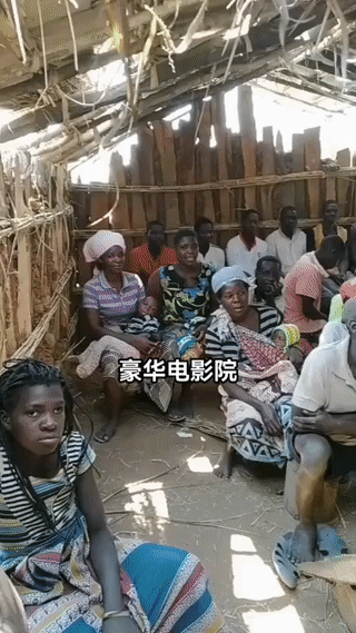 这里是非洲部落的“超级豪华电影院”？一台老式的“大头显像管”电视机📺外加一台