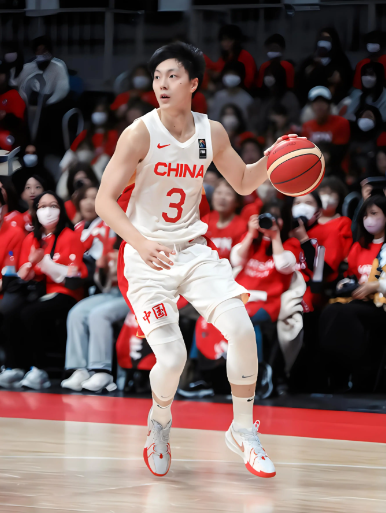 基本没有任何悬念！广东队下赛季首发阵容大概率如下:1.控卫--胡明轩身高1.
