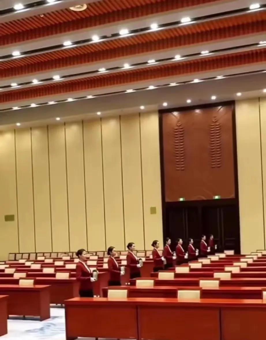 这是什么会议制定的标准，需要那么多美女每人抱看一个水壶站成一排。直接把水壶放到桌