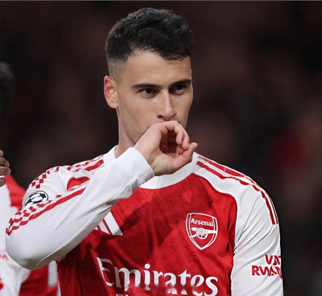 GiveMeSport记者BJ消息，阿森纳对出售马丁内利持开放态度，但这名边锋并