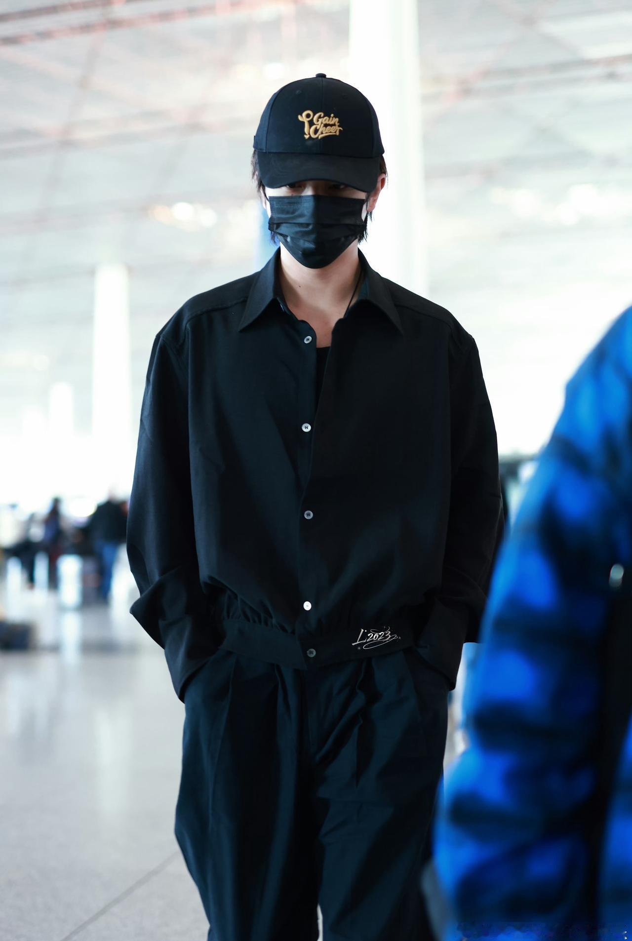 谁能想到昨天在三个城市机场炸街的我的那个男孩，身上那件衣服才120块[捂脸哭]果然