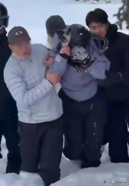 1月24日，新疆阿勒泰一女游客被雪豹咬伤脸部，女子当时戴着头盔，雪豹伤到她的时候