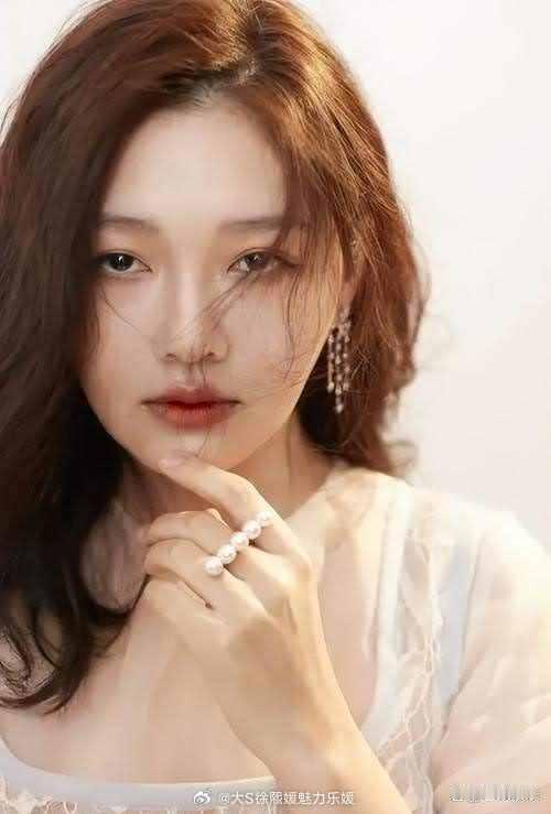 2018年4月，意外怀孕三胎的徐熙媛，依然坚持履行工作合同，为杂志《BEAUTY