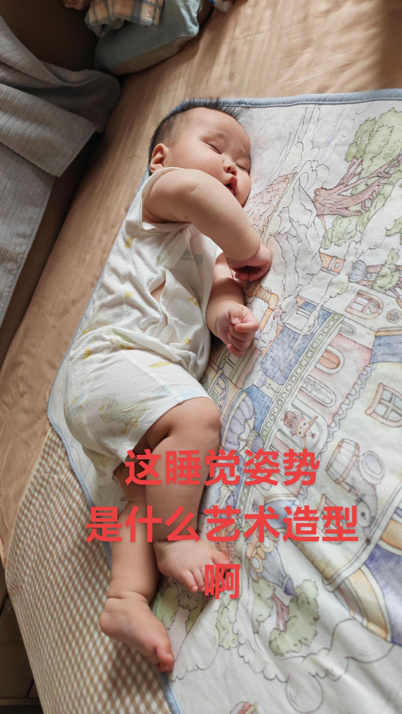 这睡觉姿势，真是一种艺术造型啊，千万别打扰！