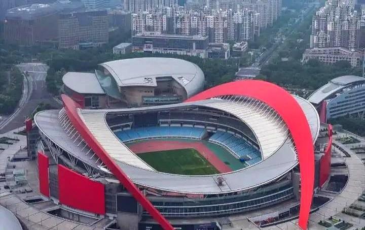 南京奥体看球散场挤爆了昨晚比赛结束的场景又重现地铁口排了整整半小时队
